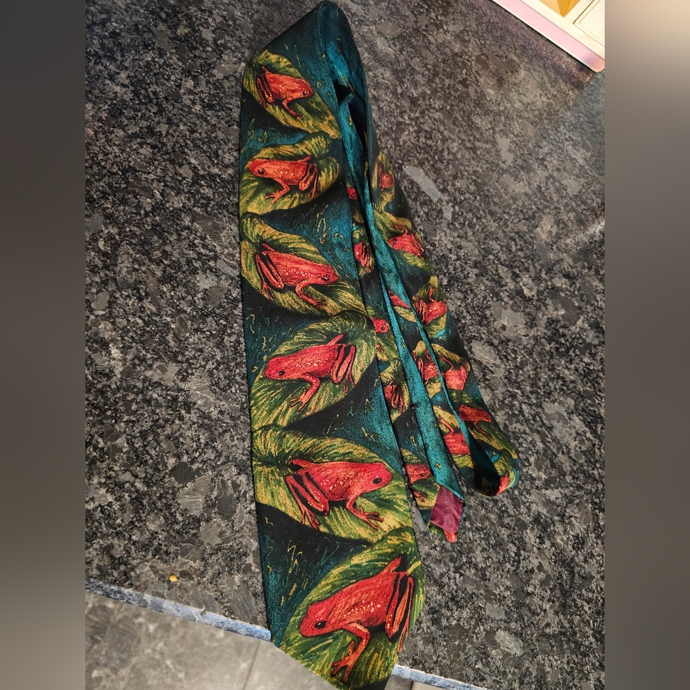 1991‎ World Wildlife Fund Tie Painted Frog All Over Print Silk Necktie Tie Vtg